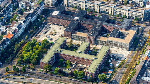 Ein Luftbild von dem Polizeipräsidium in Düsseldorf-Unterbilk aus 2020: Die Umbauarbeiten sind hier noch in vollem Gang