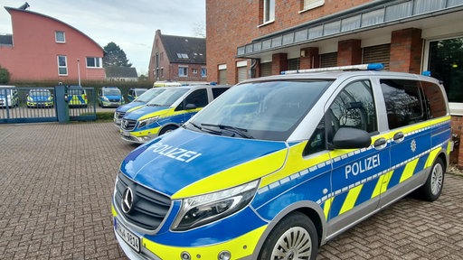 Mehrere Streifenwagen vor der Polizeiwache Meerbusch