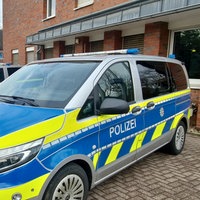 Mehrere Streifenwagen vor der Polizeiwache Meerbusch