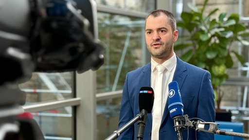 Der Wuppertaler Staatsanwalt steht vor Medienvertretern