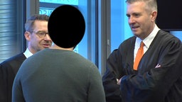  Angeklagter und Verteidiger beraten sich bei Prozess um tödliche Poserfahrt