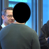  Angeklagter und Verteidiger beraten sich bei Prozess um tödliche Poserfahrt