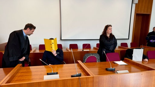 Einer der Angeklagten im Landgericht Bonn