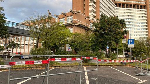 Absperrband vor dem Kölner Landgericht.