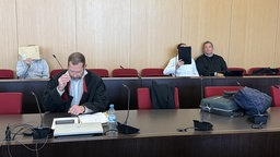 Die beiden Angeklagten sitzen mit ihren Verteidigern auf der Anklagebank