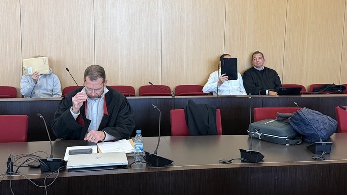 Die beiden Angeklagten sitzen mit ihren Verteidigern auf der Anklagebank