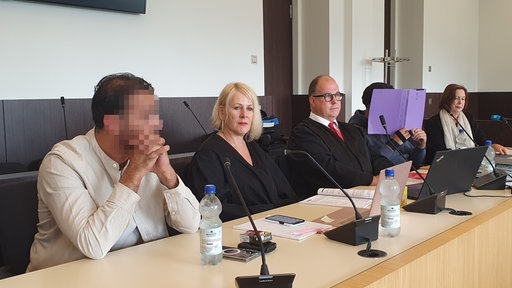 Der angeklagte Vater und sein Sohn beim Prozessauftakt im Landgericht Düsseldorf