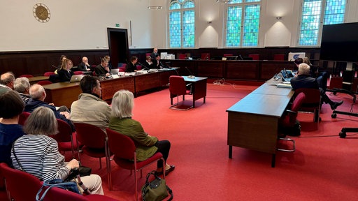 Voller Gerichtssaal in Bonn 