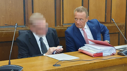 Der Angeklagte (links) mit seinem Verteidiger 