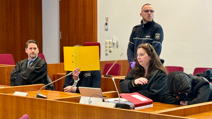 Die Täter  im Gerichtssaal