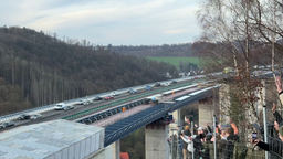 Autos rollen auf der A45 über dei gerade eröffnete Rahmedetalbrücke
