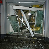 Unbekannte Täter sprengten am frühen Mittwochmorgen einen in einer Bankfiliale aufgestellten Geldautomaten.