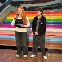 zwei Schüler:innen der Gesamtschule vor Regenbogentreppe