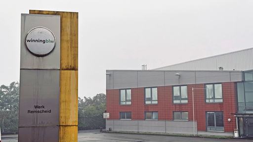 Werkshalle Winnig BLW in Remscheid mit Werbesäule davor (daruf Firmenlogo)