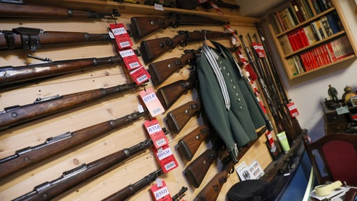 Einige der mittlerweile durch die Polizei nummerierten Waffen