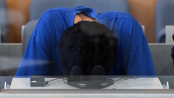 Issa al Hasan legt seinen Kopf auf einem Tisch ab