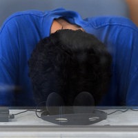 Issa al Hasan legt seinen Kopf auf einem Tisch ab