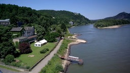 Altes Hotel liegt direkt am Rhein unterhalb von Rolandsbogen und Drachenfels.