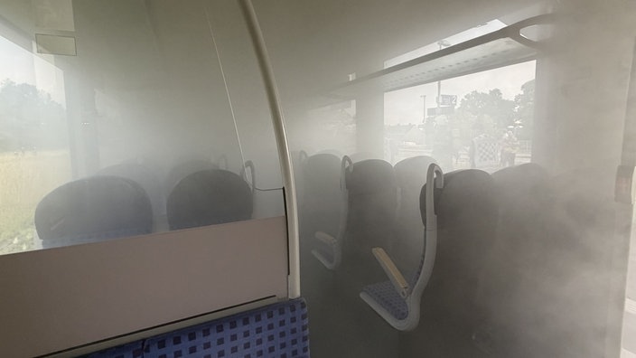 Blick ins Innere einer Regionalbahn in Erftstadt: Dichter Rauch ist aufgezogen.
