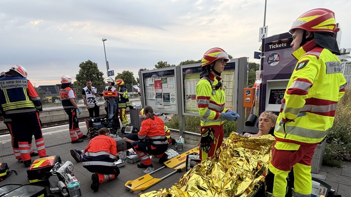 Einsatzkräfte der Feuerwehr Erftstadt behandeln vermeintlich Verletzte am Bahnhof.