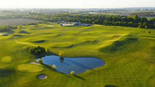 Blick auf einen Golfplatz in Pulheim von oben.