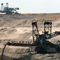 Zwei riesige Schafelradbagger fördern im Tagebau Hambach