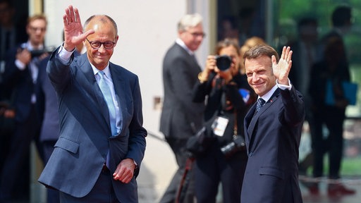 Friedrich Merz und Emmanuel Macron vor Schloss Augustusburg in Brühl