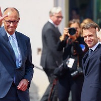 Friedrich Merz und Emmanuel Macron vor Schloss Augustusburg in Brühl