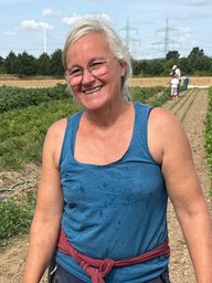 Tanja Schlote, Gründerin von "Bürger machen Landwirtschaft", steht auf dem Feld.