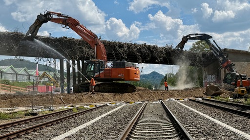 die Bahnbrücke wird abgerissen