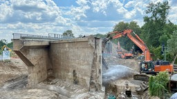 Die Bahnbrücke wird abgerissen