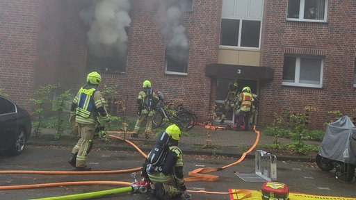 Einsatzkräfte der Feuerwehr bei Löscharbeiten