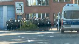 Mehrere Polizeieinsatzkräfte stehen vor der JVA in Siegburg.