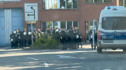 Mehrere Polizeieinsatzkräfte stehen vor der JVA in Siegburg.