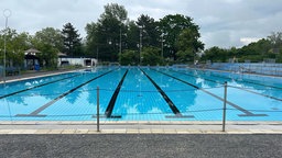Das Schwimmbecken vom Freibad "Ennertbad".