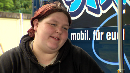 Eine junge Frau spricht. 