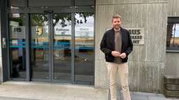 Ein Mann steht vor dem Rathaus in Swisttal