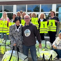 Mitglieder der Luis-Paulo-Stiftung und von der Schule lachen mit ihren Warnwesten in die Kamera
