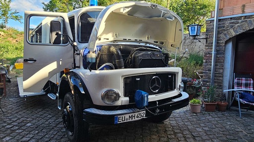 Auto im Innenhof
