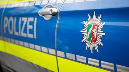 Ein Polizei-Logo auf einem Polizei-Auto