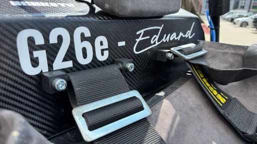 Auf einem schwarzen Balken stehen die Zeichen G26e - und der Name Eduard.