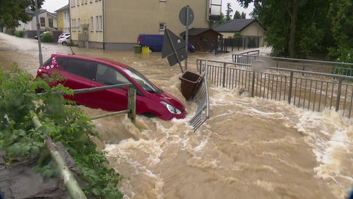 Ein Auto im Wasser während der Flutkatastrophe in Rheinbach