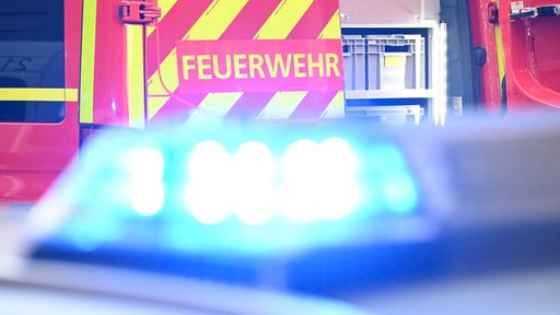 Eine Sirene leuchtet vor einem Feuerwehr-Auto