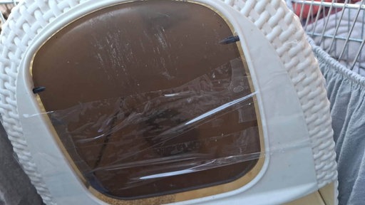 Eine Tiertransportbox, die mit einer Folie zugeklebt wurde