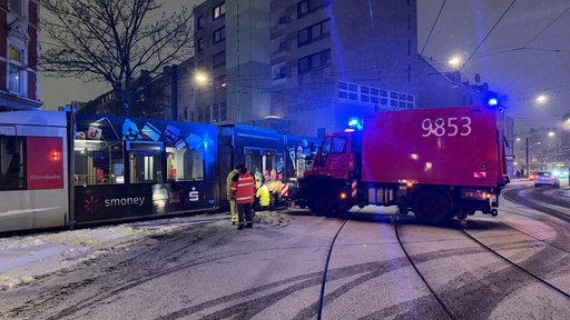 Entgleiste Rheinbahn in Düsseldorf