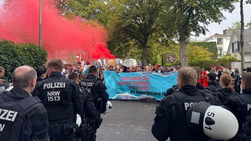 Die Demonstranten zünden Bengalos