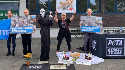 Demonstranten halten Schilder hoch mit der Aufschrift "Dein Zoo, unser Gefängnis"