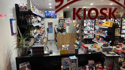 Blick in einen Kiosk in Ostheim, geschossen durch die Scheibe