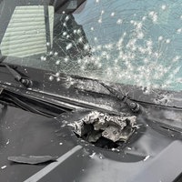 Ein riesiges Loch klafft in der Motorhaube eines Autos, die Scheiben sind gesplittert