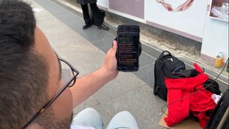 Rubaz zeigt die Kommentare seiner Community auf dem Smartphone